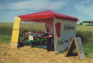 Erdbeerverkaufsstand im Sommer 2000